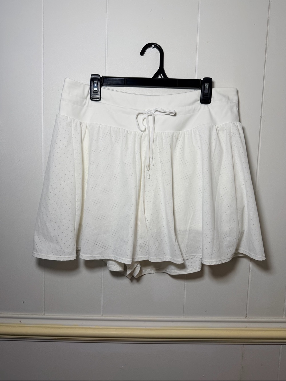 CALIA by Carrie Underwood White Athletic Shorts with Drawstring - Size XL